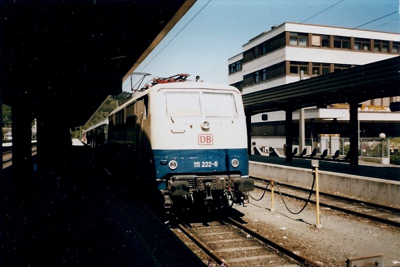 111 222 mit einer Regionalbahn im Mai 1998 im �sterreichischen Kufstein.