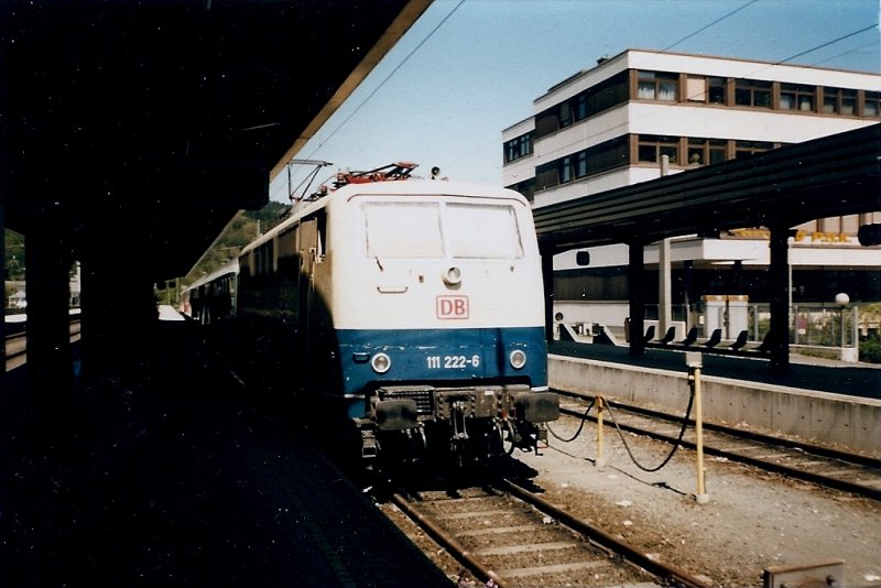111 222 mit einer Regionalbahn im Mai 1998 im sterreichischen Kufstein.