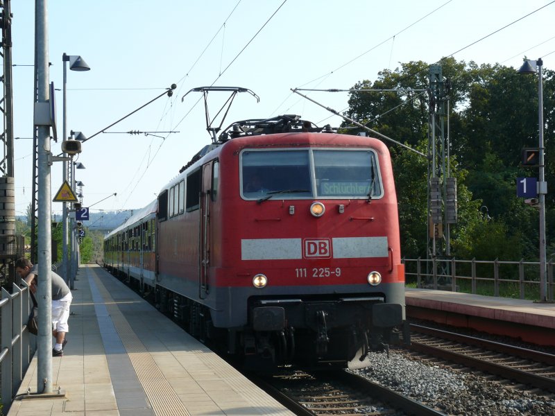 111 225-9 mit der Rb nach Schlchtern bei der Einfahrt in Veitshchheim, 18.08.2009