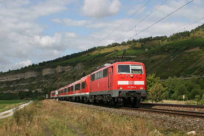 111 225 mit RE 4615 am 29.08.2009 bei Thngersheim im Maintal.