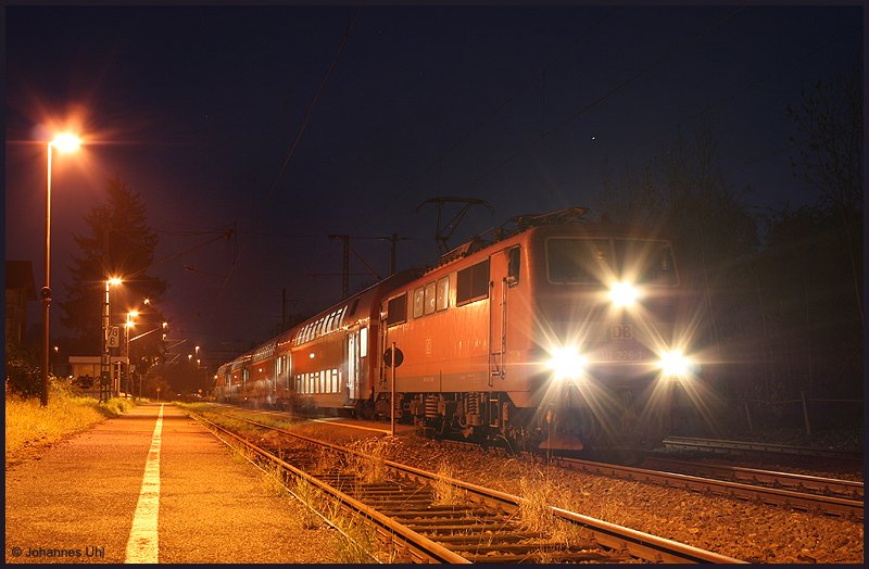 111 226-7 zog am 25.10.2008 den an Wochendenden verkehrenden RE von Mnchen nach Stuttgart, ber Aalen. Hier beim Halt in Goldshfe aufgenommen.