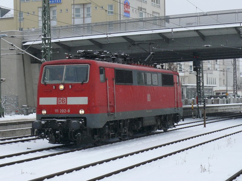 111 252-5 bei der Durchfahrt in Regensburg Hbf