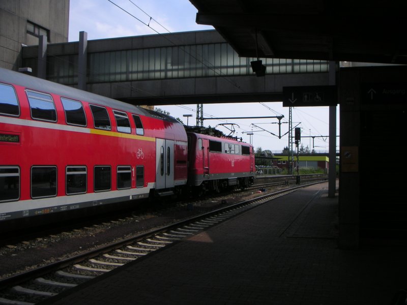 111 am 25.5.2007 vor einem Regionalexpress nach Mnster in Emden Hbf.