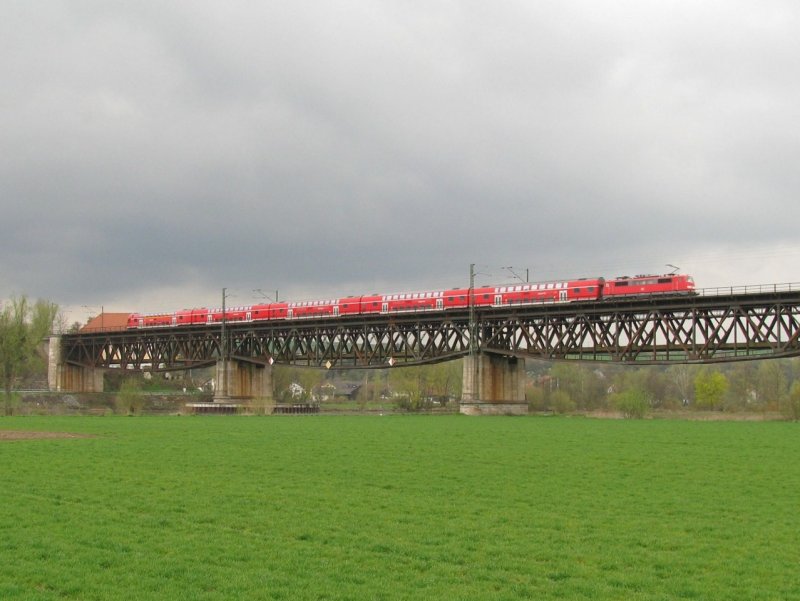 111 xxx mit einem RE auf der Donaubrcke in Regensburg. Aufgenommen am 15.4.2008.
