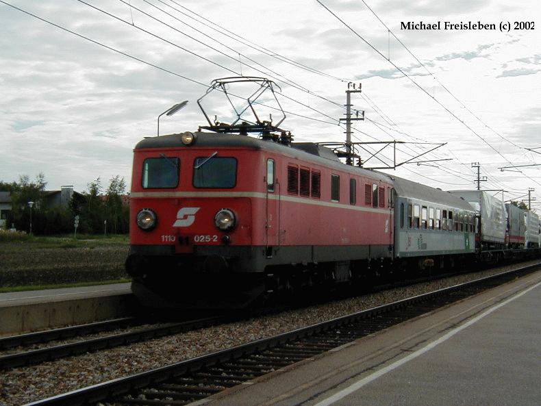 1110 025-2 mit der RoLa bei der Durchfahrt durch die Haltestelle Parndorf Ort, am 18-09-2002
