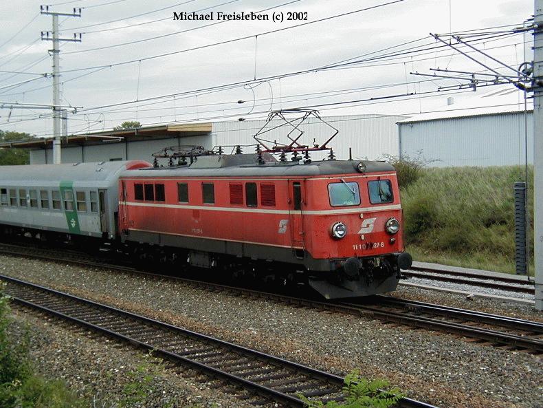 1110 027-8 mit der RoLa bei der ausfahrt aus dem Bahnhof Parndorf, am 17-09-2002