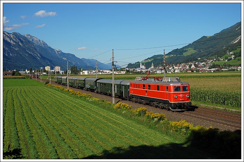 1110 505 mit dem Lz 17241 von Wrgl Hbf nach Innsbruck Hbf am 24.8.2008 kurz nach dem Bahnhof Schwaz in Tirol aufgenommen.