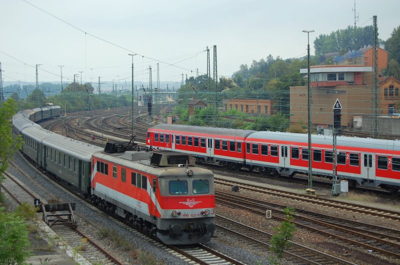 1110 522-8 zog am 01.09.07 einen Sonderzug von Passau nach Stuttgart, hier bei der Einfahrt in den Aalener Bahnhof.