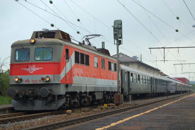 1110 522-8 zog am 01.09.07 einen Sonderzug von Passau nach Stuttgart, hier kurz vor der Abfahrt auf Gleis 1 des Aalener Bahnhofs.