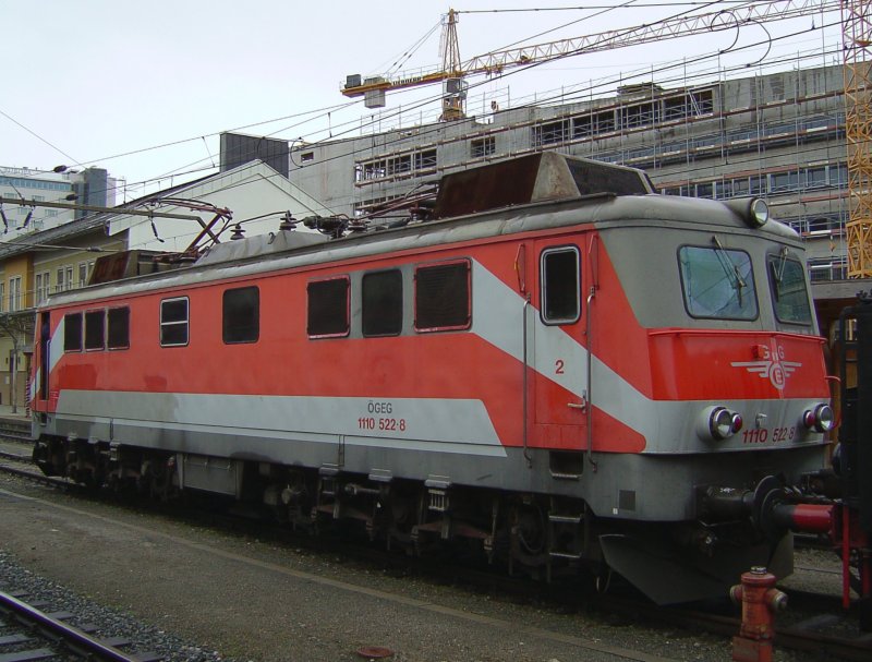 1110 522 am 02.02.2008 in Salzburg HBF und wahrtet auf einen Sonderzug um anschlieend in Nachzuschieben. 
