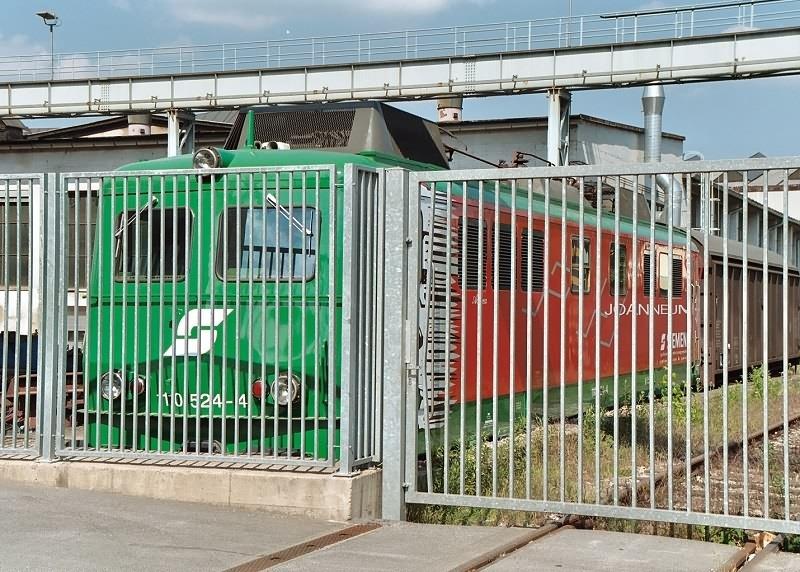 1110-524  Andrea  auf dem Gel�nde der Fachhochschule  Joanneum  in Graz im Mai 2003