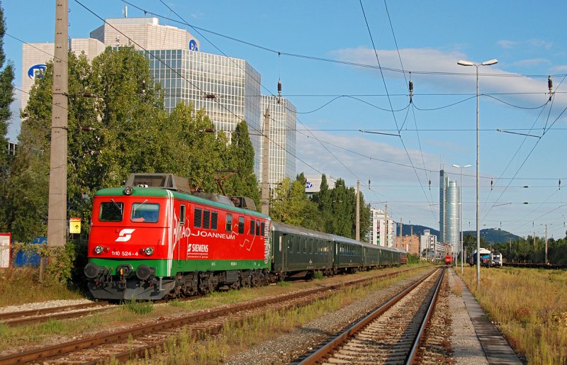 1110 524 mit Lp 17281 ist am 06.09.2009 auf Hhe des Wiener Donaukaibahnhofes in Richtung Wien Meidling unterwegs. 