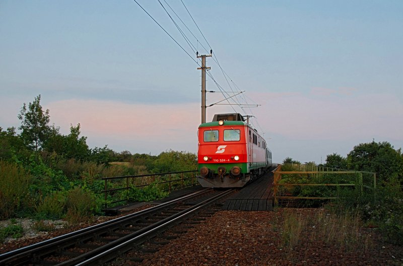 1110 524 war am 12.09.2009 am Sonderzug 16543 von Siegmundsherberg nach Wiener Neustadt Hbf. Hier kurz vor Limberg-Maissau.