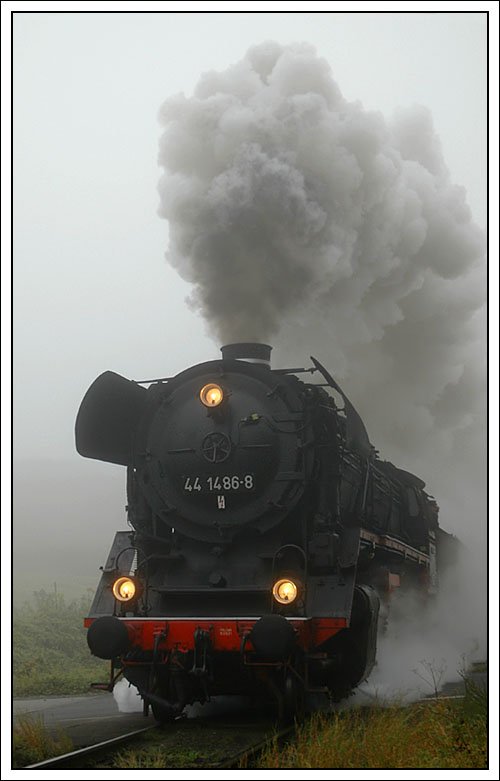 11.10.2007. Der zweite Plandampfzug am ersten Plandampftag im Werratal wurde von 44 1486 bespannt. Sie zog einen gemischten GZ von Eisenach Gbf. nach Bad Salzungen. 8:24, der Nebel hielt sich am ersten Tag lnger als erwartet. Die Aufnahme zeigt den Zug bei der Ausfahrt aus Oberrohn.