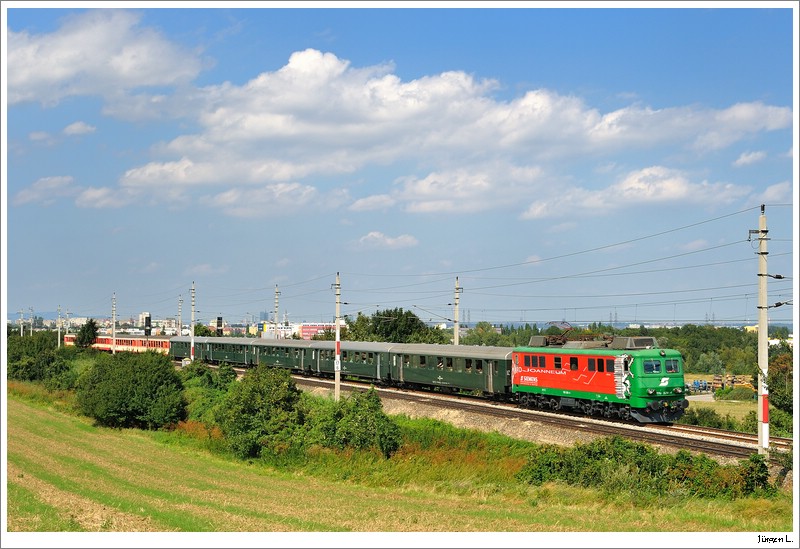 1110.524 war nach langer Zeit wieder Mal im Einsatz zu sehen. Hier mit dem SDZ 16443 von Wien/Sd nach Pfaffsttten. Mdling, 15.8.2009.