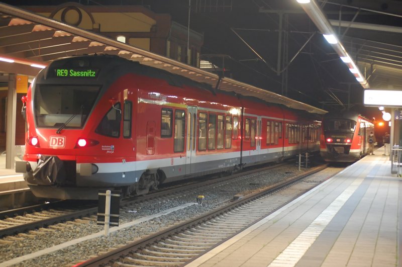 11.11.2008 am frhen Morgen auf dem Rostocker Hbf. RE9 und S-Bahn nach Warnemnde auerplanmig mit einem 642`er.