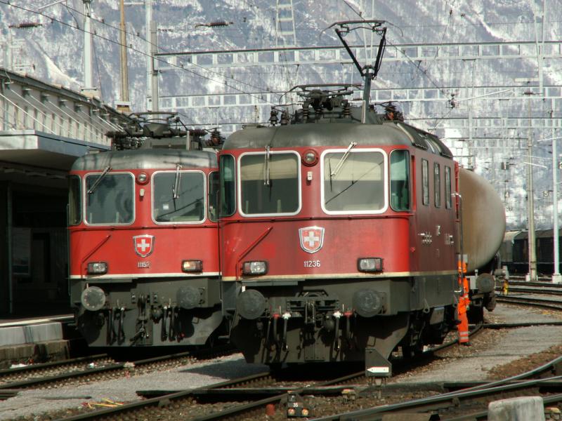 11153 + 11236 am 10.03.06 im Schweizer Grenzbahnhof Buchs/SG