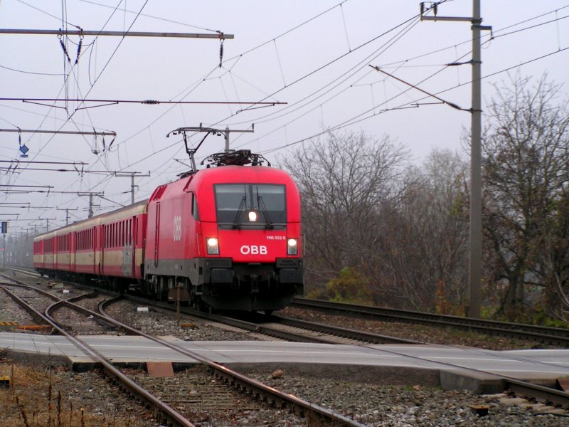 1116 002-5 ist mit dem  Schlierenzug  ER9432 bei Bruck/Leitha unterwegs; 081112