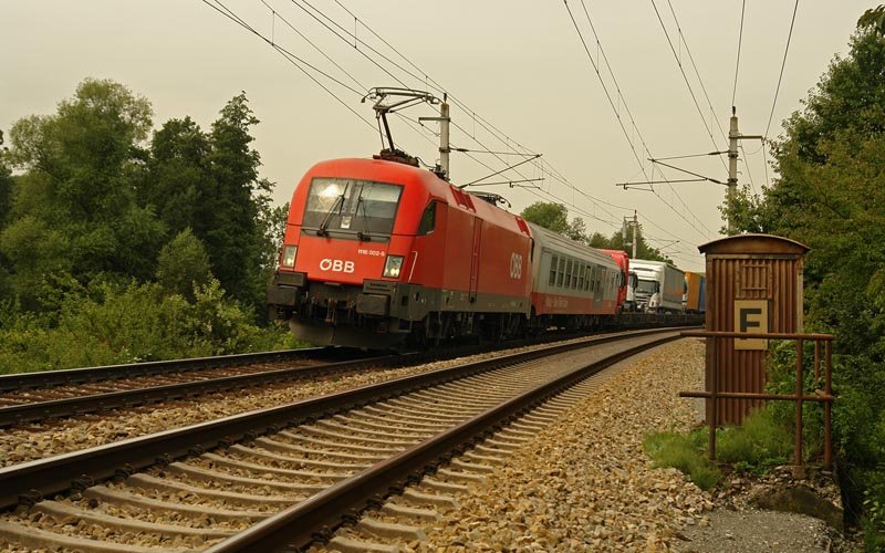 1116 002-5 mit der Rollenden Landstrae auf der Westbahn bei Pengersdorf (26.07.2008)