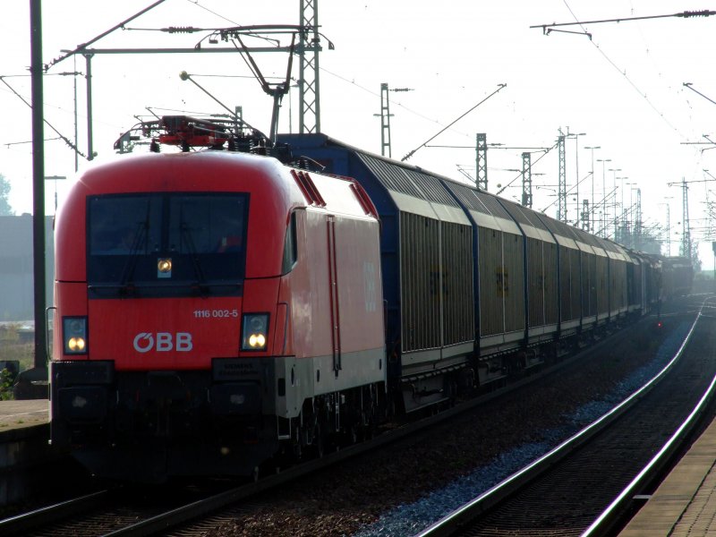 1116 002 am 27.09.2007 bei der Durchfahrt durch Plattling.