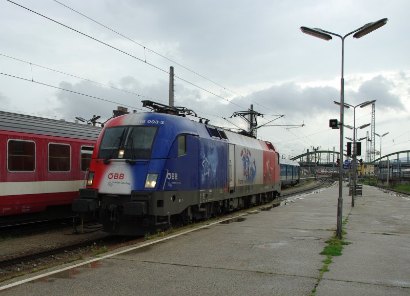 1116 003-3 EM-Taurus Frankreich fhrt an seinen bereitgestellten OIC 648  A1 Blackberry  nach Salzburg. Aufgenommen im Bahnhof Wien West am 22.08.2009.

Update 26.08.09: Wie nun bekannt ist, handelt es sich bei der Aufnahme um den letzten Einsatztag der 1116 003. In Zukunft fhrt sie im Rail Cargo Austria Look.