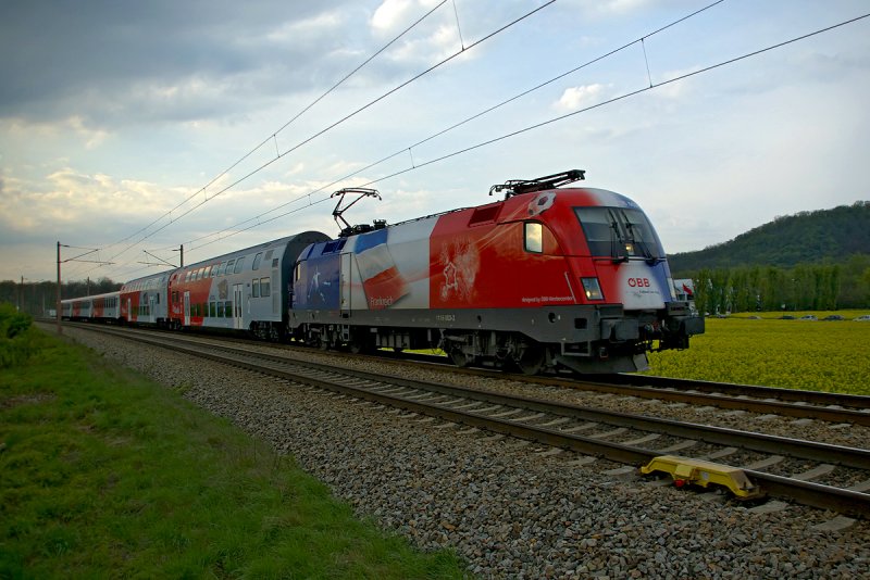 1116 003  Frankreich  vor dem Regionalzug 2229  Retzer Land  von Retz nach Wiener Neustadt Hbf. Das Foto entstand am 23.04.2008 kurz vor der Haltestelle Leobendorf - Burg Kreuzenstein.