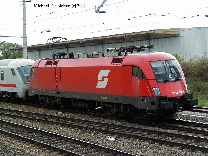 1116 004-1 mit einem IC bei der Ausfahrt aus dem Bahnhof Parndorf, am 18-09-2002