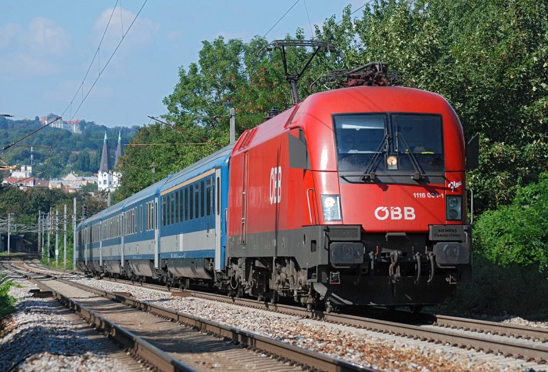 1116 004  Flou  am Eurocity 965  Csardas  von Wien Westbahnhof nach Budapest. Die Aufnahme entstand am 23.08.2009 kurz vor Wien Speising an der Verbindungsbahn.