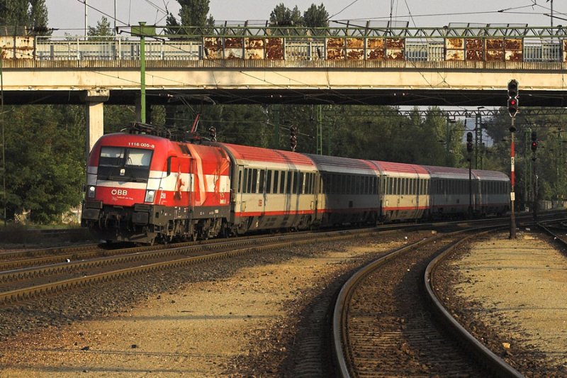 1116 005 bei der Durchfahrt von Tatab�nya mit dem Bart�k B�la EC nach Wien.