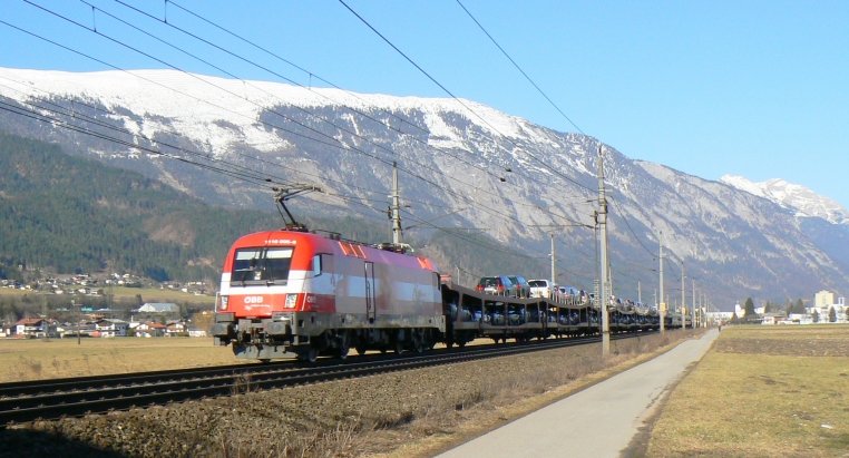 1116 005  EM sterreich  fuhr mit einem Turnusautozug im Block hinter 1216 226  EM Tschechien , die den Transalpin Richtung Innsbruck befrderte. 
Der EM-Taurus war Ende Februar 2008 im Inntal bei Schwaz unterwegs.