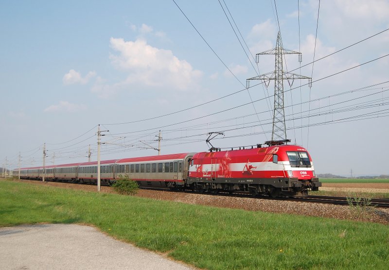 1116 005  EM-sterreich  war am 14.04.2009
mit dem IC 692 der den eigenartigen
Namen  auslandssemester-info.at  trgt
nahe Oftering unterwegs.