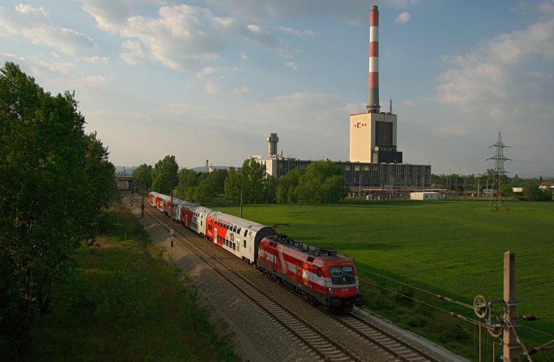 1116 005  Lnderlok sterreich  war am 02.05.2009 unter anderem am R 2261 von Znaim nach Wr. Neustadt unterwegs. Die Aufnahme entstand zwischen Korneuburg und Bisamberg.