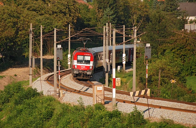 1116 005  Lnderlok sterreich , welche brigens am 21.09.2009 entklebt werden soll, schiebt den R 2035 nach Wien Westbahnhof. Die Aufnahme entstand am 20.8.2009 bei Drrwien.
