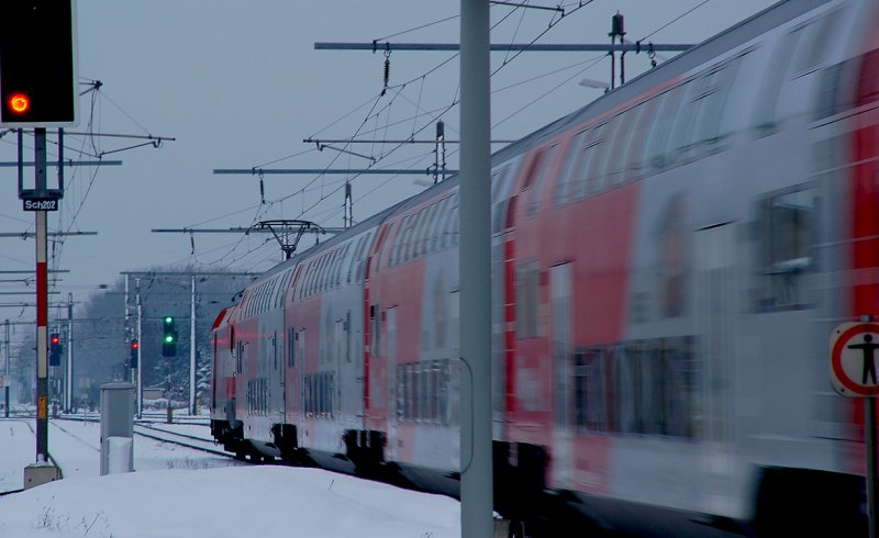 1116 005 verlt mit ihrem Regionalzug am 17.11.2007 den Bahnhof Stockerau in Richtung Payerbach - Reichenau.