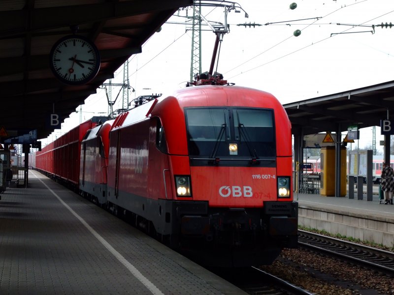 1116 007 und eine 182 ziehen eine ewig langen GZ durch Plattling am 31.03.2007.