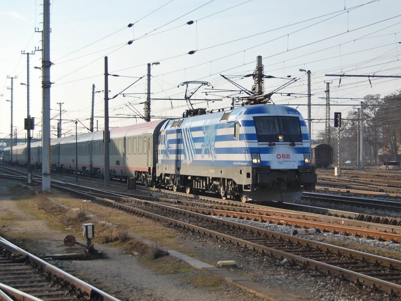 1116 007  EM Griechenland  am 13.01.2008
mit dem IC 645  Beste sterreichische Gastlichkeit 
hat gerade den Welser Hbf verlassen.
Leider war der Lichteinfall nicht optimal.