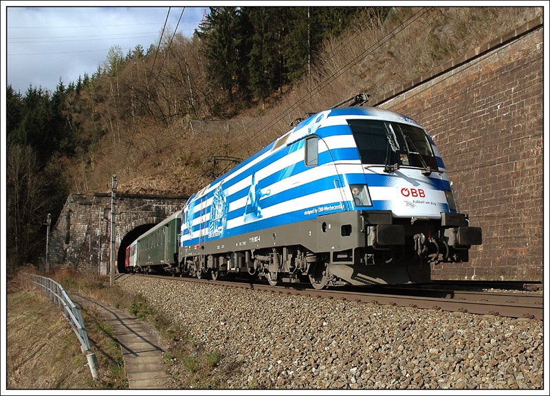 1116 007  Griechenland  mit dem Sonderzug 16252 von Villach nach Wien-Westbahnhof am 5.4.2008 beim Verlassen des Annabergtunnel zwischen St. Michael und Leoben in der Obersteiermark.
