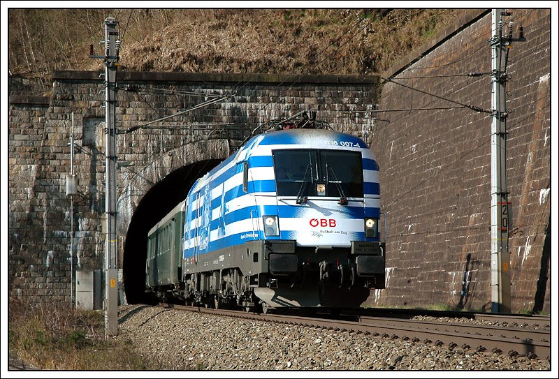 1116 007  Griechenland  mit dem Sonderzug 16252 von Villach nach Wien-Westbahnhof am 5.4.2008 beim Verlassen des Annabergtunnel zwischen St. Michael und Leoben in der Obersteiermark. 
