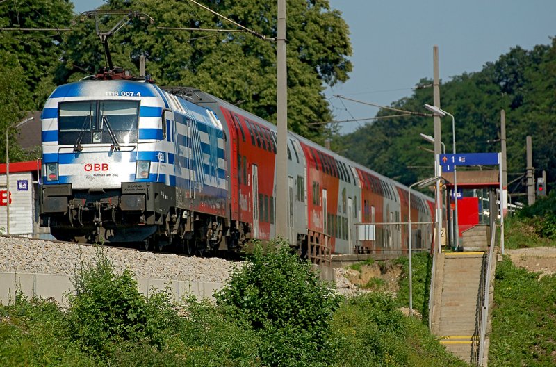 1116 007 schiebt den REX 1635  Meister Killian  von Amstetten nach Wien Westbahnhof. Das Foto entstand bei sengender Hitze in Unter Oberndorf am 22.6.2008.
