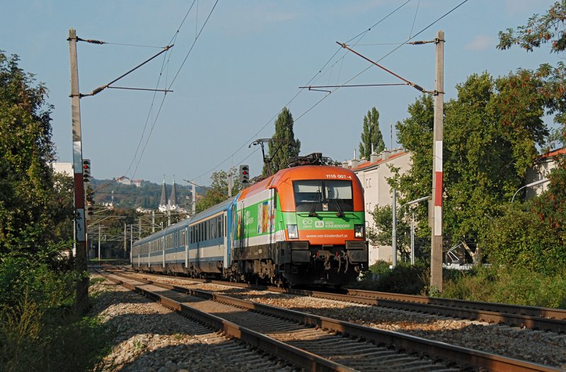 1116 007 war am 23.09.2009 mit dem EC 965  Csardas  nach Budapest keleti pu. unterwegs. Die Aufnahme entstand an der Verbindungsbahn vor Wien Speising.