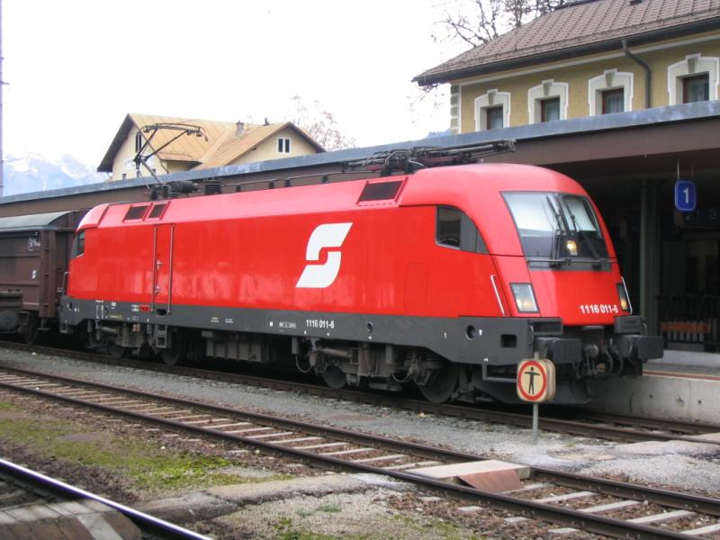 1116 011 wartet in St. Johahnn/Pongau auf Abfahrt nach Schwarzach um kurz darauf die Tauernbahn zu erklimmen.