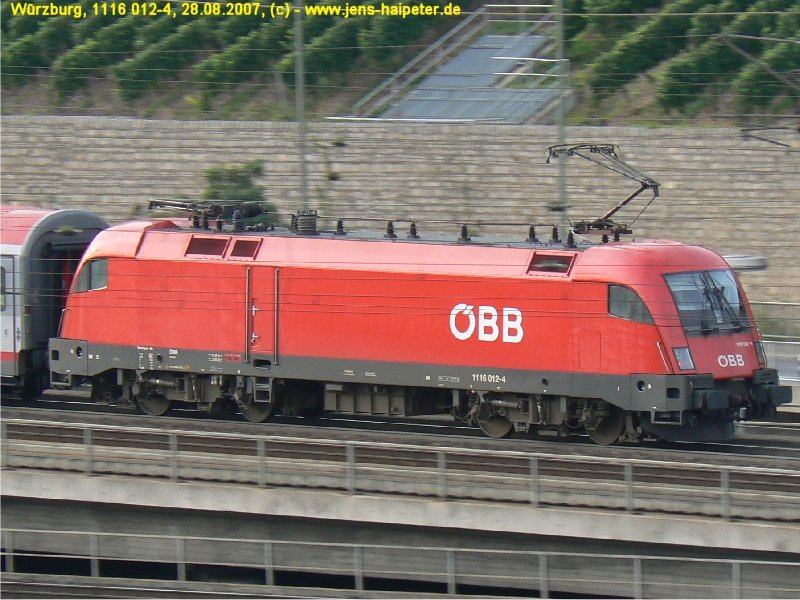 1116 012-4 verlt Wrzburg mit einem EC in Richtung Fulda gebildet aus BB Eurofirmawagen. Die Lok ist Schlulok, der Zug wurde als Sandwich mit einer weiteren 1116 gefahren. Foto: 28.08.2007