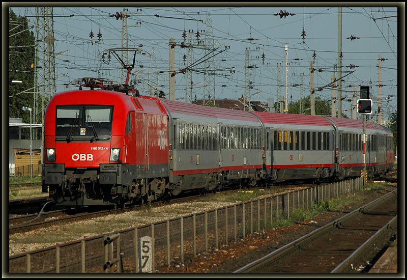 1116 012 am 19.8.2006 mit dem IC 742  N�chstenhilfe Caritas  von Wien nach Salzburg bei der Einfahrt in Wien-H�tteldorf.