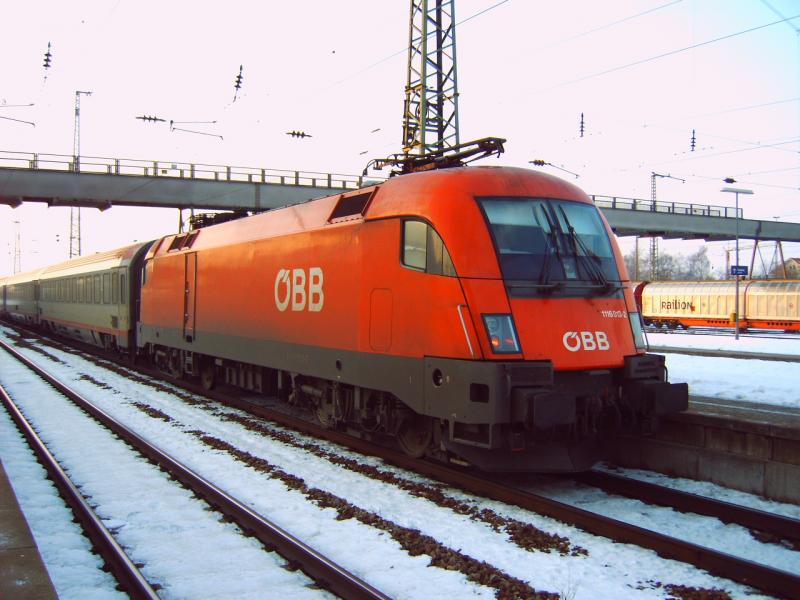 1116 013 2 am 24.1.06 in Plattling. Der EC hatte 40 min Versptung, da diese 1116 ausgefallen war. Das kann man auch am eingefahrenen Stromabnehmer erkennen.