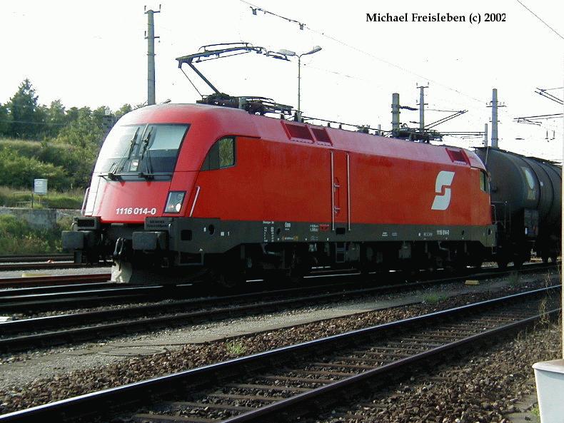 1116 014-0 mit einem Gterzug bei der Einfahrt in den ZVBF, am 19-09-2002