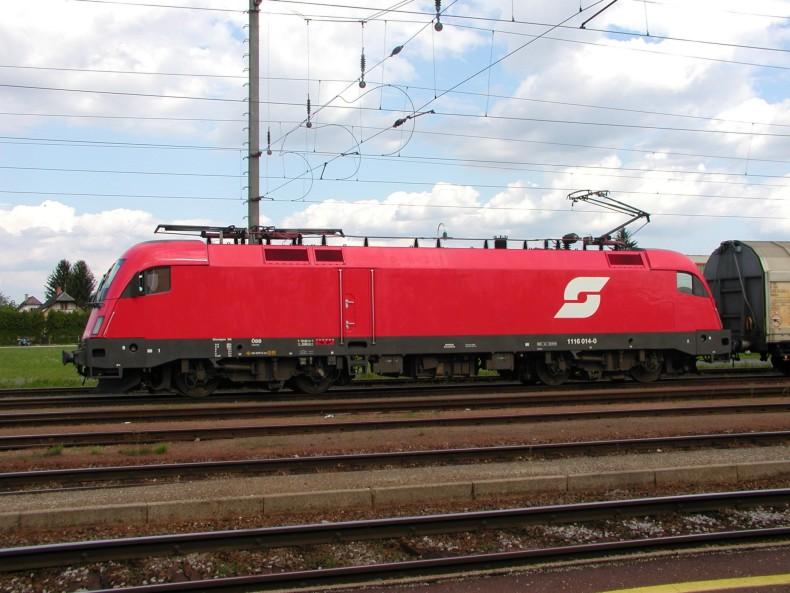 1116 014-0  Taurus  (3-Bgel-Version) am 26.07.2002 im Bahnhof Leibnitz (A)