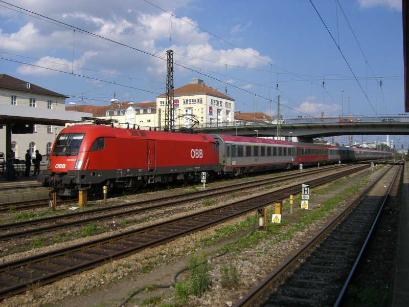 1116 014 mit einem EC wird untersttz am Zugende von 1116 022 am 14.08.2007 in Regensburg.