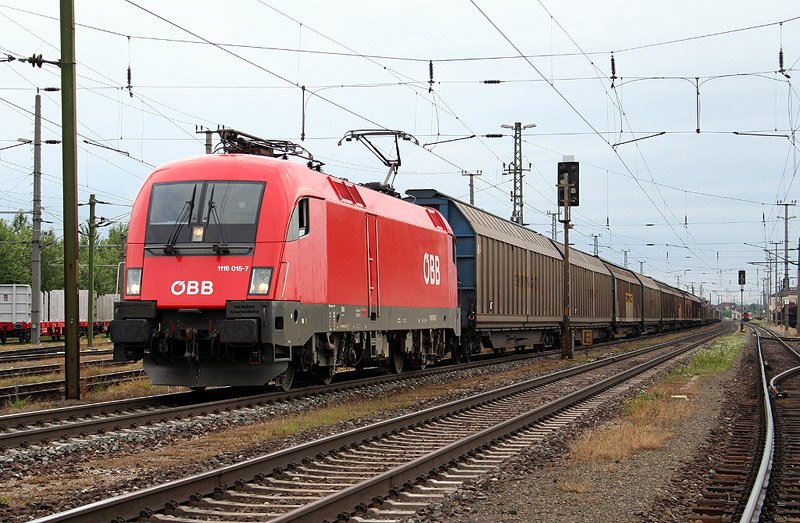 1116 015 mit 47120  Audi  am 17. Juni 2008 auf der Fahrt von Gyr nach Ingolstadt im Bahnhof Enns an der Westbahn.