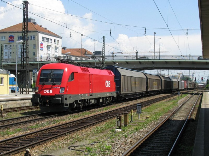 1116 015 mit Gterzug am 10.6.2008 in Regensburg.