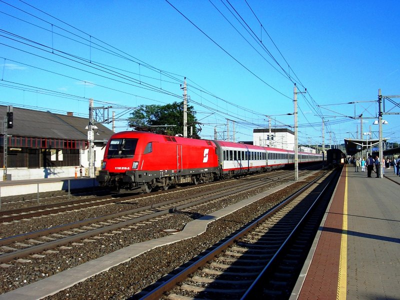 1116-016-5 braust am 19.06.2005 durch St.Valentin.